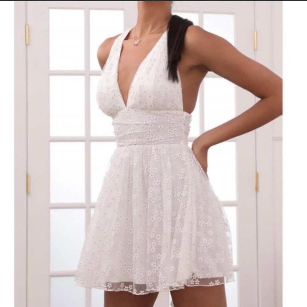 Lulu’s Ailey Plunge White Daisy Mini Dress